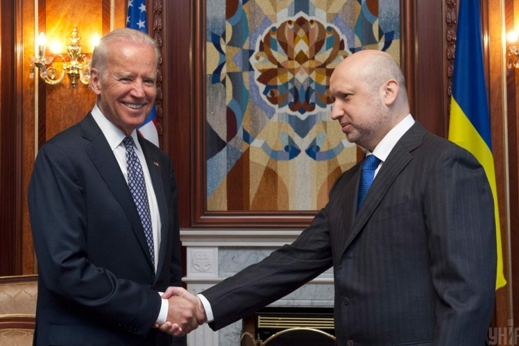 З віцепрезидентом США Джо Байденом, 22 квітня 2014 року.