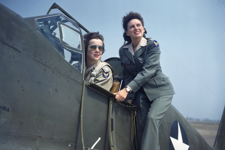 Пілоти американської Жіночої допоміжної ескадрильї, які переганяли бойові літаки із заводів на фронт, 1943 рік.
