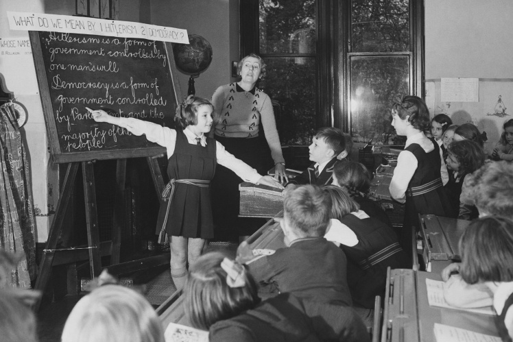 Політичне виховання у британській школі, 7-річна школярка виступає з доповіддю про гітлеризм і демократію, 15 литопада 1939 року.