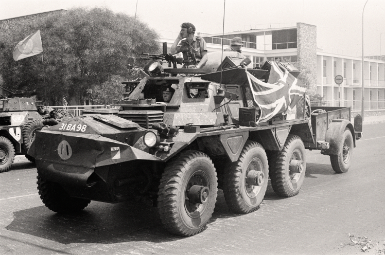 Британські солдати у складі миротворчої місії ООН супроводжують колону біженців на Кіпрі, 22 липня 1974 року.