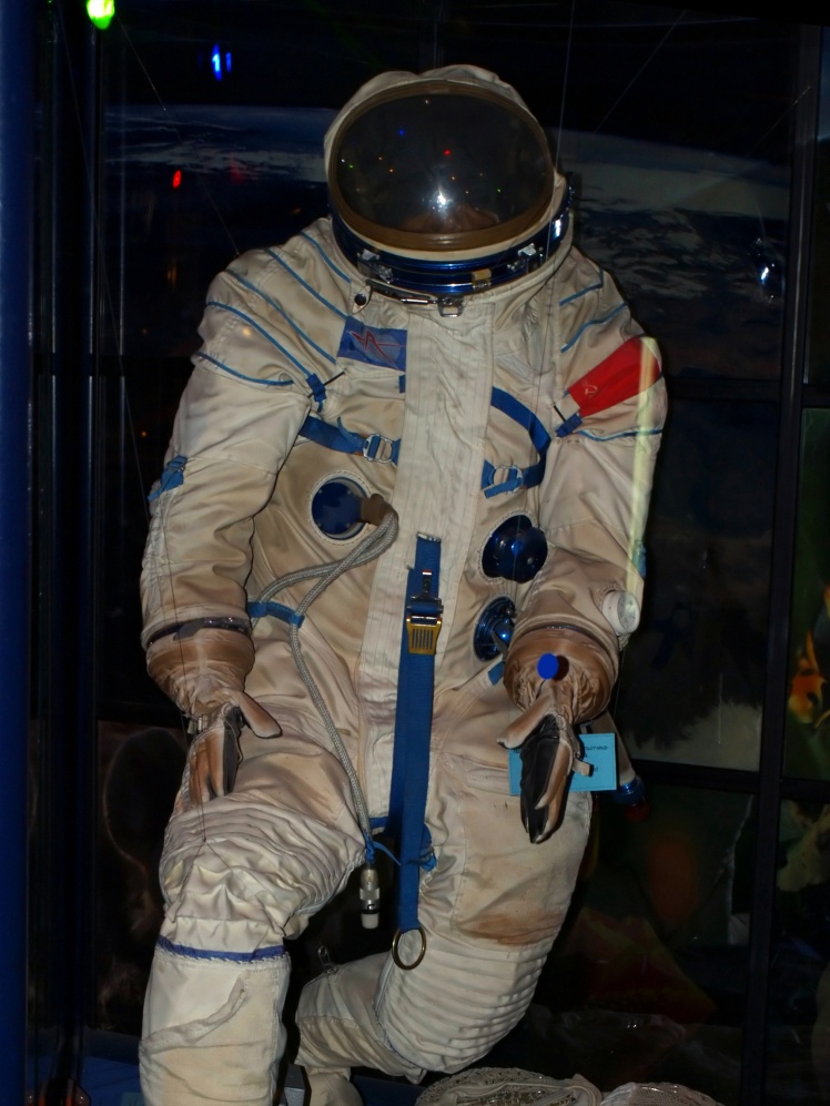Аварійно-рятувальний скафандр космонавта Ю. П. Артюхіна. Використовувався під час польоту на космічному кораблі «Союз-14» у 1974 році.