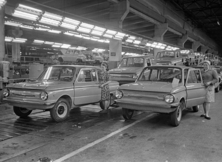 Автомобили второго поколения «Запорожцев» в цехе Запорожского автозавода, апрель 1969 года.