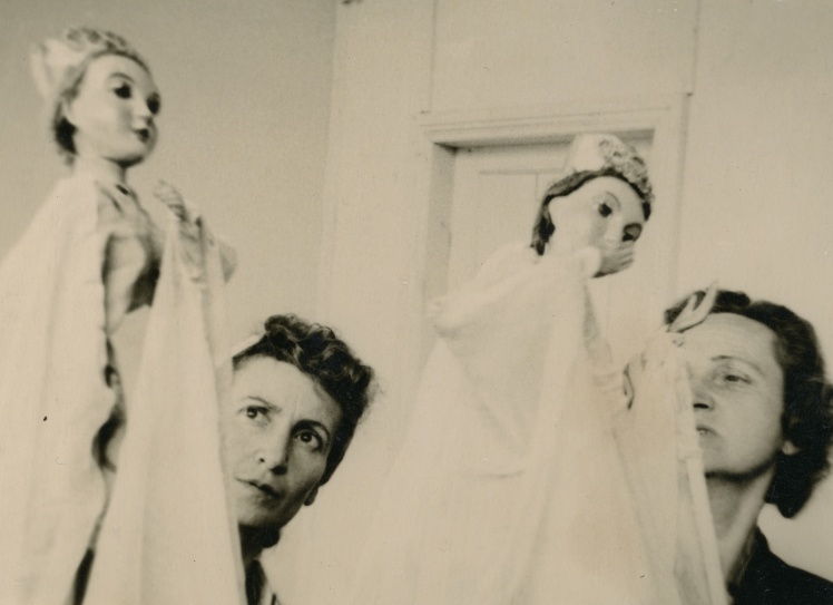 Діна Пронічева з подругою Фанею за роботою в Ляльковому театрі, 1950-і роки.