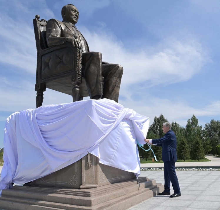 Памятник Назарбаеву в Нур-Султане, который установили в прошлом году. 