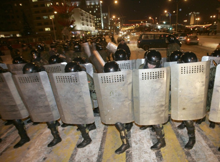 В Минске спецподразделения милиции перекрывают дорогу митингующим, которые поддерживают оппозиционного кандидата в президенты Александра Милинкевича.