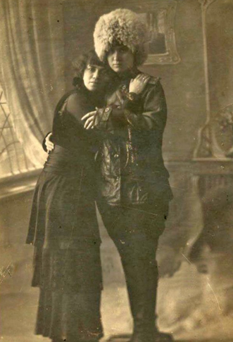 Лесбийская пара в Петрограде, фото 1916—1917 года.