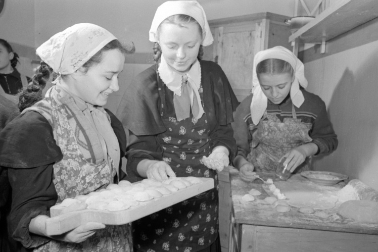 Учениці 7-Б класу Київської середньої школи № 71 готують вареники на уроці домоведення, 15 березня 1958 року.