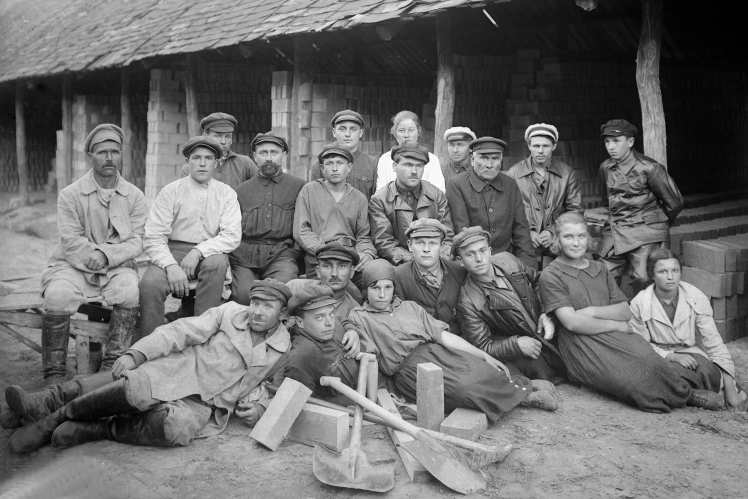 Группа рабочих кирпичного завода на Демеевке в Киеве, 1925 год.