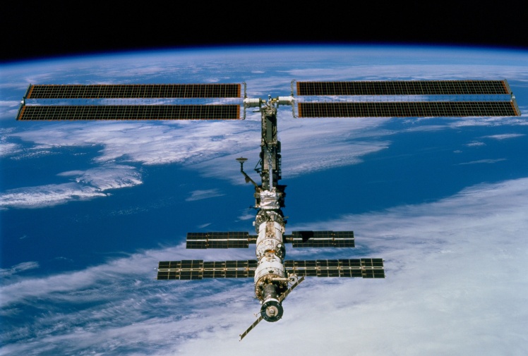 Фото МКС, зроблене з космічного шатла Endeavour. 9 грудня 2000 року.