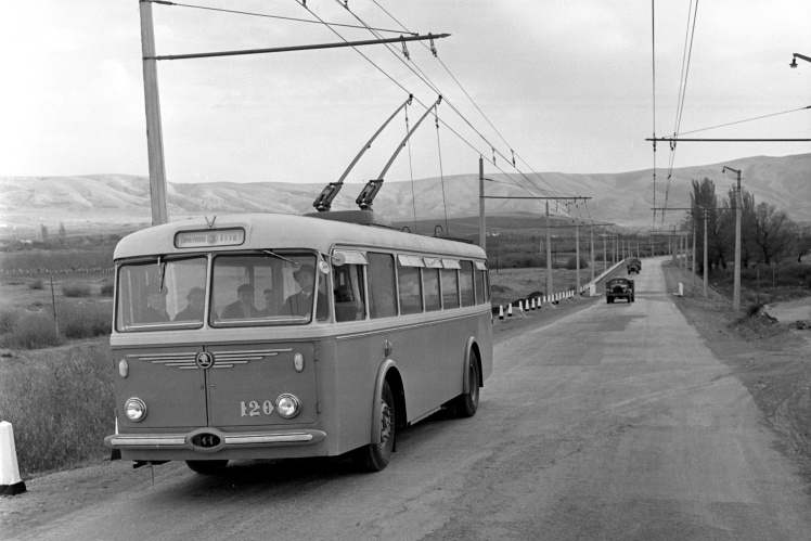 Частина гірської тролейбусної траси Сімферополь — Алушта — Ялта, на передньому плані тролейбус «Шкода», 3 листопада 1959 року.