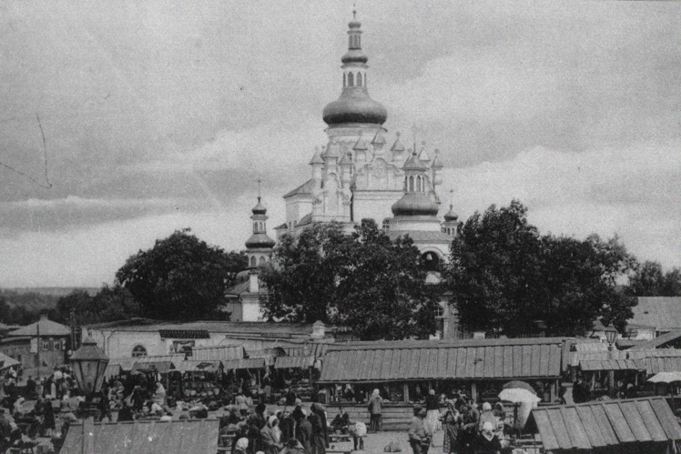 Торгові ряди перед П'ятницькою церквою в Чернігові, початок ХХ століття.