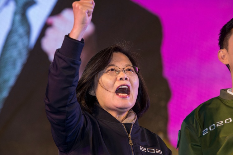 Президентка Тайваню Цай Інвень під час виборчої кампанії на початку 2020 року. Зрештою вона стала президентом на другий термін, а її партія зберегла більшість у парламенті, 8 січня 2020 року;