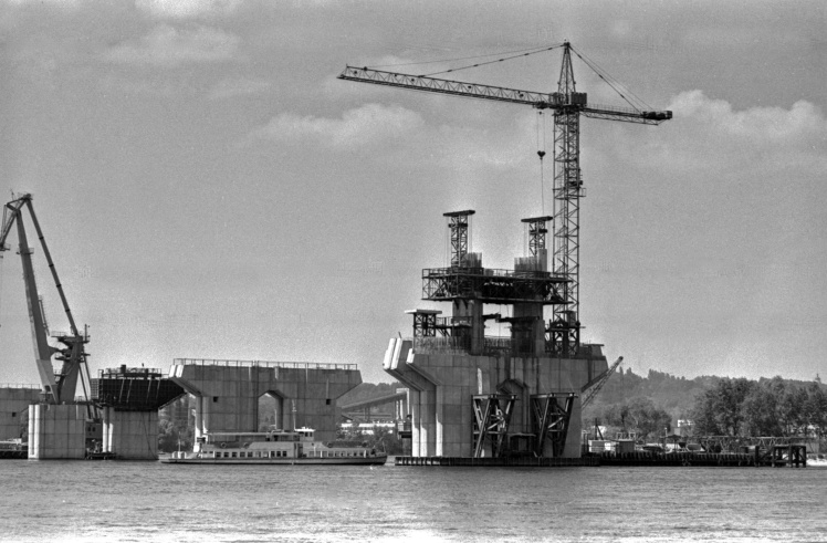 Будівництво опор правобережної руслової частини Південного мосту, жовтень 1988 року.
