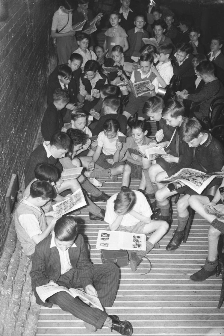 Діти продовжують навчання в бомбосховищі однієї зі шкіл Лондону під час повітряної тривоги, 1940 рік.