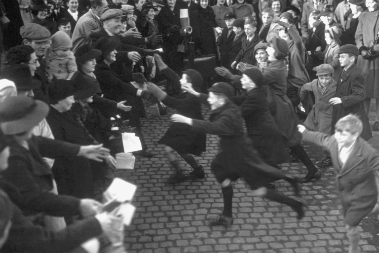 Діти повертаються до Лондону з евакуації, кінець грудня 1939 року.