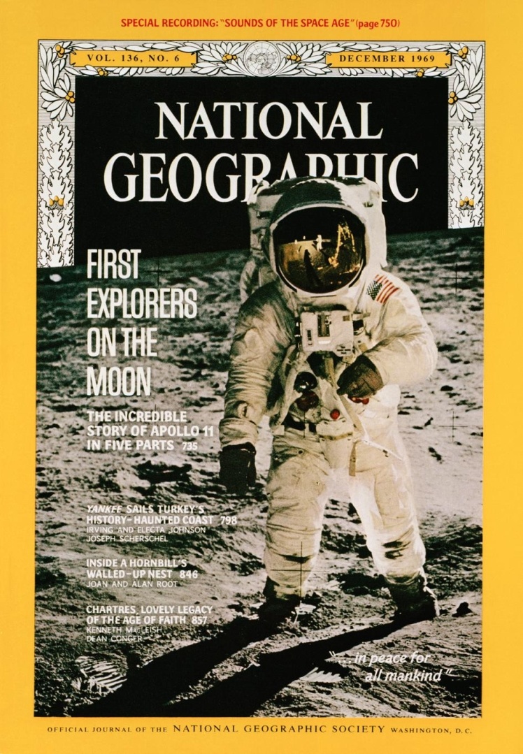 Декабрь 1969 года. Обложка и центральный материал номера посвящены первой высадке людей на Луну в 1969 году.