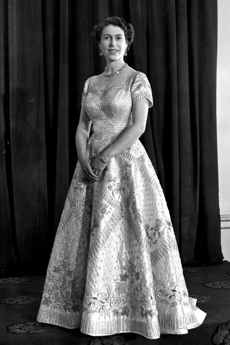 После коронации Елизавета II еще шесть раз надевала коронационное платье, в том числе на открытие парламента в Новой Зеландии и Австралии в 1954 году. На фото: Елизавета II в коронационном платье, 4 июня 1953 года.