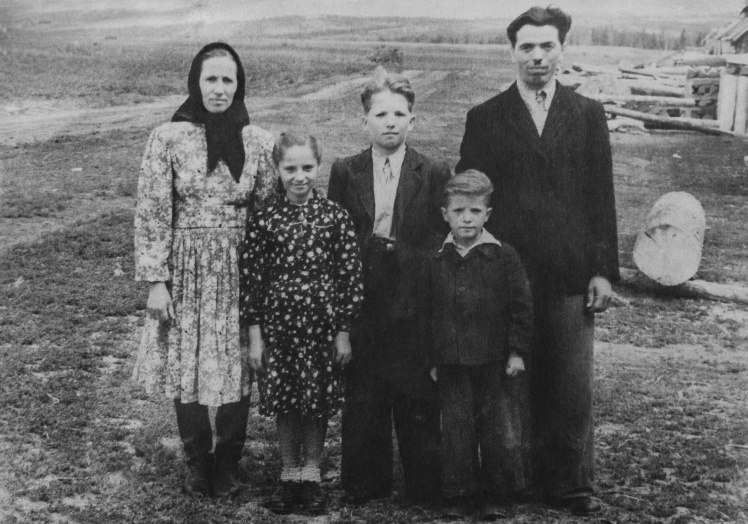 Українська родина через місяць після примусової депортації до Сибіру в селі Квіток Іркутської області, 1951 рік.  Їх депортували з українського села Грабів у Карпатах.