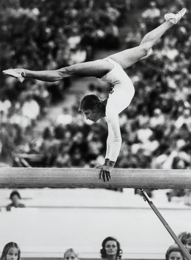 Советская гимнастка Ольга Корбут выступает на Олимпийских играх в Мюнхене, 31 августа 1972 года.