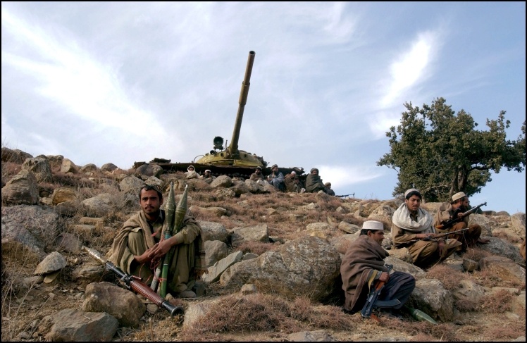 Афганські військові після капітуляції військ «Аль-Каїди», 2001 рік.