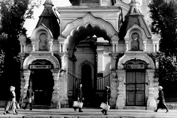 Табачная лавка в бывшей церкви, 1937 год.