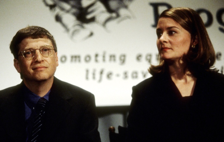 Билл и Мелинда Гейтс пожертвовали 100 миллионов долларов на развитие программы технологий в области здравоохранения в Нью-Йорке, 2 декабря 1998 года.