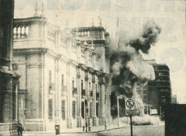 Обстрел президентского дворца La Moneda во время военного переворота в Чили, 11 сентября 1973 года.
