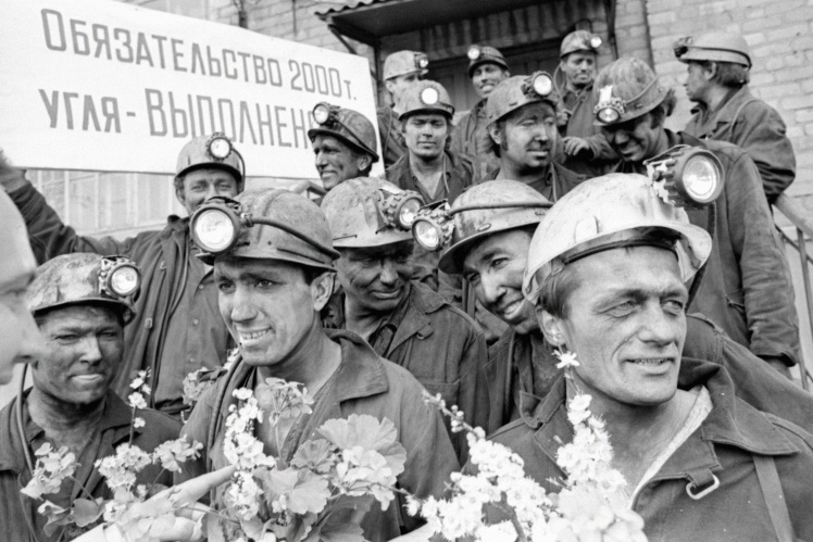 Горняки бригады Серегина В. Б. шахтоуправления имени Ленина после смены в день Всесоюзного коммунистического субботника, Лутугинский район Ворошиловградской (сейчас Луганской) области, 22 апреля 1978 года.