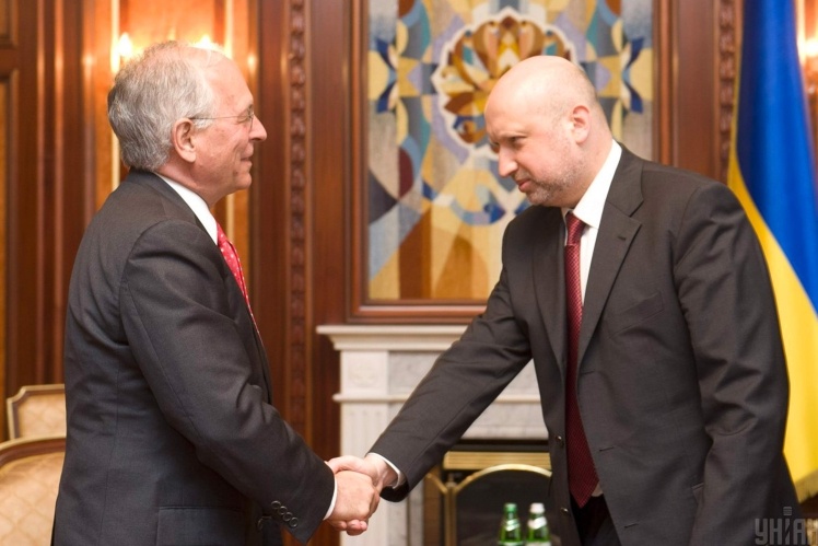 З представником керівництва ОБСЄ Вольфгангом Ішингером, 23 травня 2014 року.