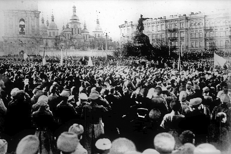 Маніфестація прихильників Української Народної Республіки на Софійській площі в Києві, 1917 рік.