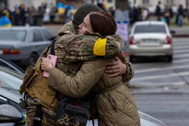 Жінка обіймає військового після звільнення Херсону.