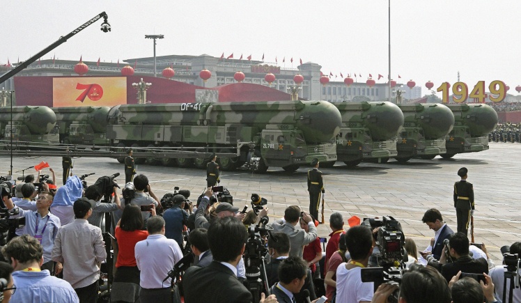 Dongfeng 41 — міжконтинентальна балістична ракета, здатна нести ядерну зброю, під час військового параду в Пекіні 1 жовтня 2019 року.