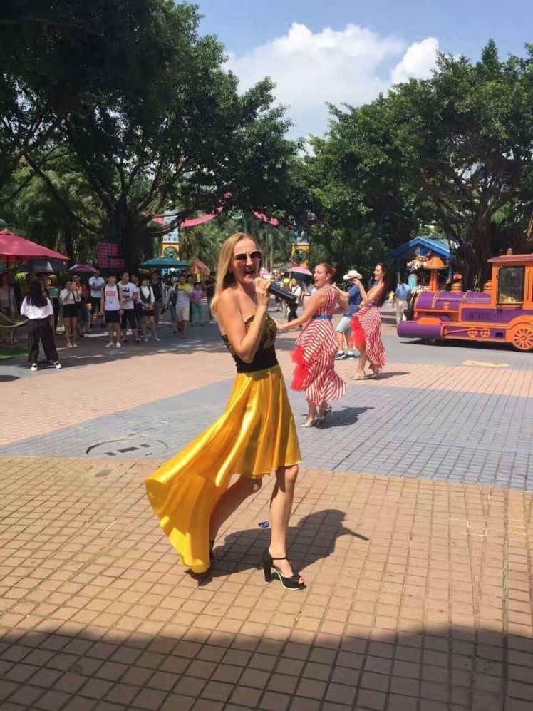 Людмила Уракова выступает в парке развлечений в Гуанчжоу. Фото из ее личного архива.