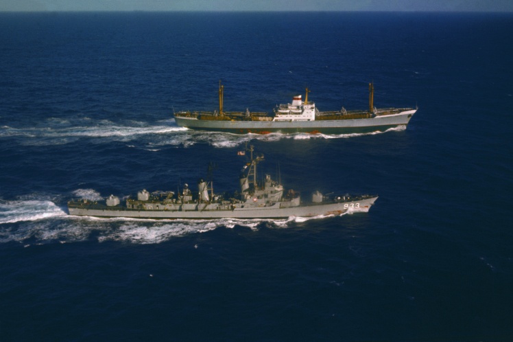 Радянське торгове судно «Металург Аносов» вивозить ракетні установки з Куби. Паралельним курсом йде есмінець ВМС США Barry, 10 листопада 1962 року.