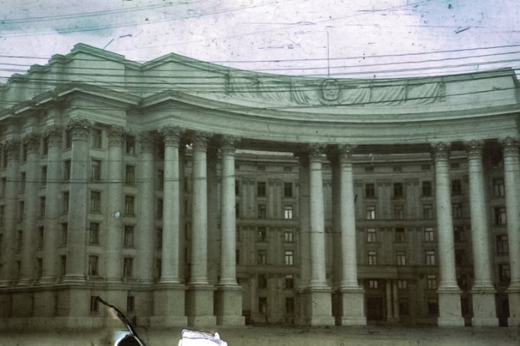 Будівля ЦК Компартії України на Михайлівській площі (нині — Міністерство закордонних справ).