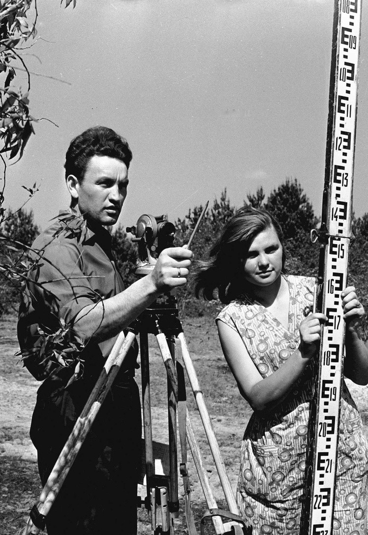 Геодезисти Володимир Слободенюк і Любов Роденюк ведуть розмітку основних обʼєктів будівництва майбутньої Чорнобильської АЕС, 25 травня 1971 року.