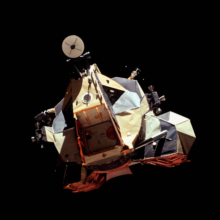 На фото: Місячний модуль «Челленджер» перед стиковкою з командним модулем, грудень 1972 року.