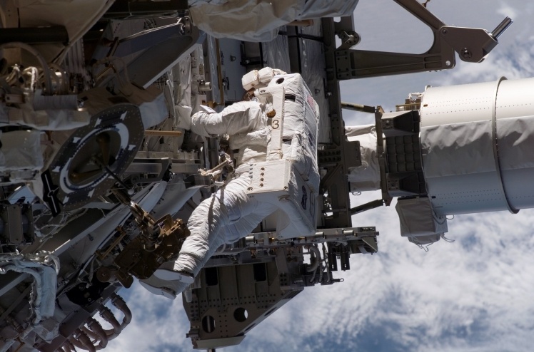 Астронавтка і член екіпажу космічного шатла Atlantis Гайдемарі Стефанишин-Пайпер допомагає екіпажу МКС розбудовувати станцію. 12 вересня 2006 року.