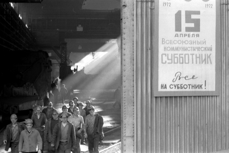 Робітники заводу «Запоріжсталь» йдуть на Всесоюзний комуністичний суботник, 15 квітня 1972 року.