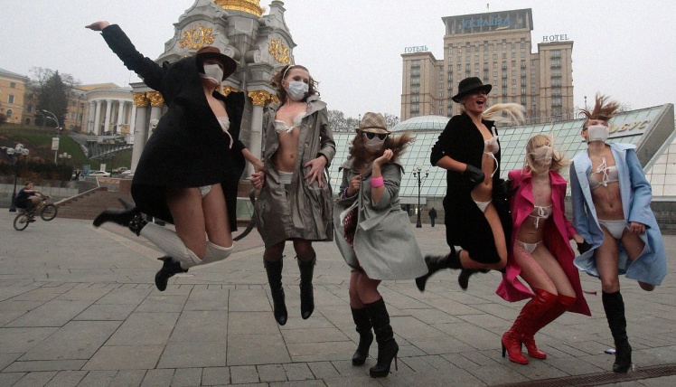 Акція FEMEN «Демарлезація» в Києві проти нагнітання паніки серед населення перед виборами, 9 листопада 2009 року.
