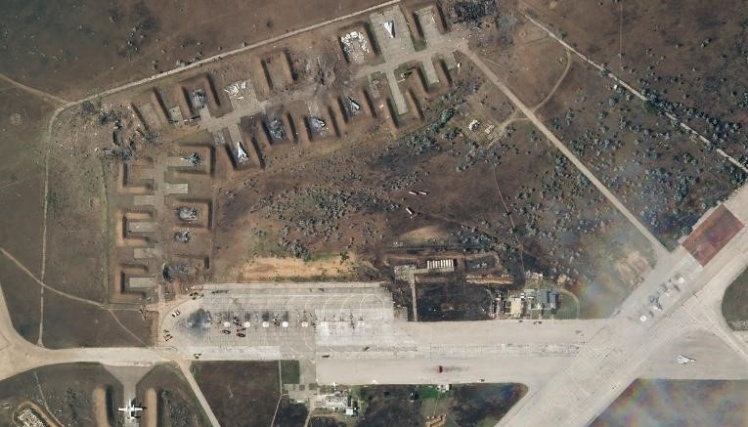 Супутникові знімки Сакського аеродрому у Криму після вибухів