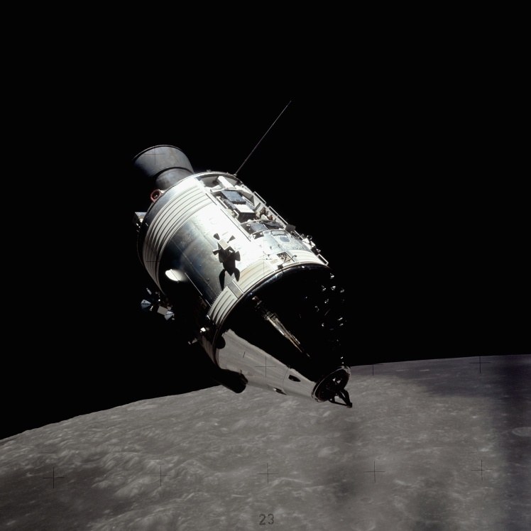 Командний модуль місії «Аполлон-17» назвали «Америка», а місячний отримав позивний «Челленджер» (від англ. Challenger — «Той, хто кидає виклик»). Це символізувало виклики, з якими у майбутньому зіткнуться США. На фото: Командний модуль «Америка» на місячній орбіті, грудень 1972 року.