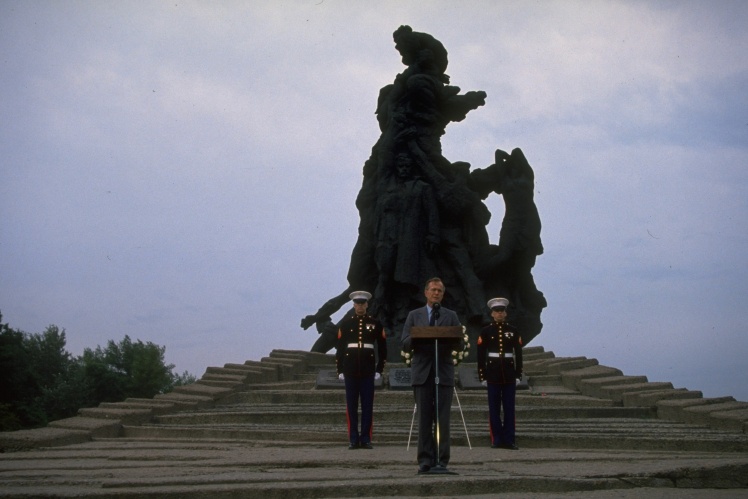 Президент США выступает возле памятника жертвам массовых расстрелов в Бабьем Яру во время своего визита в Киев, 1 августа 1991 года.