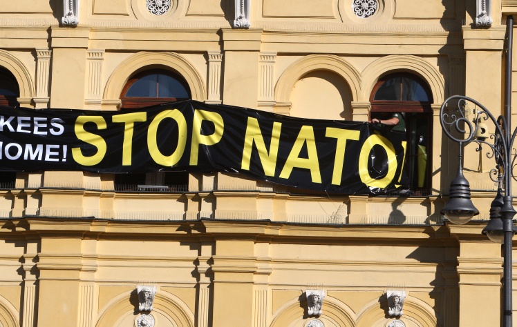 Маріан Котлеба вивішує банер проти США і НАТО на адміністративній будівлі у Банській Бистриці, 2014 рік.