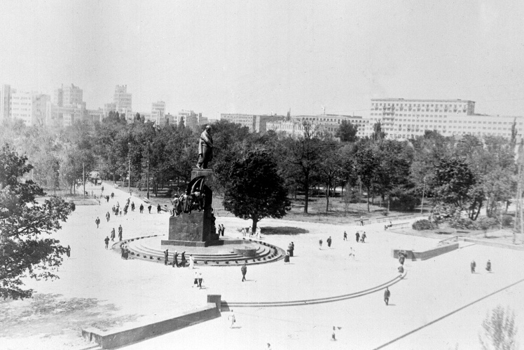 Памятник Тарасу Шевченко в Харькове, 1935 год.