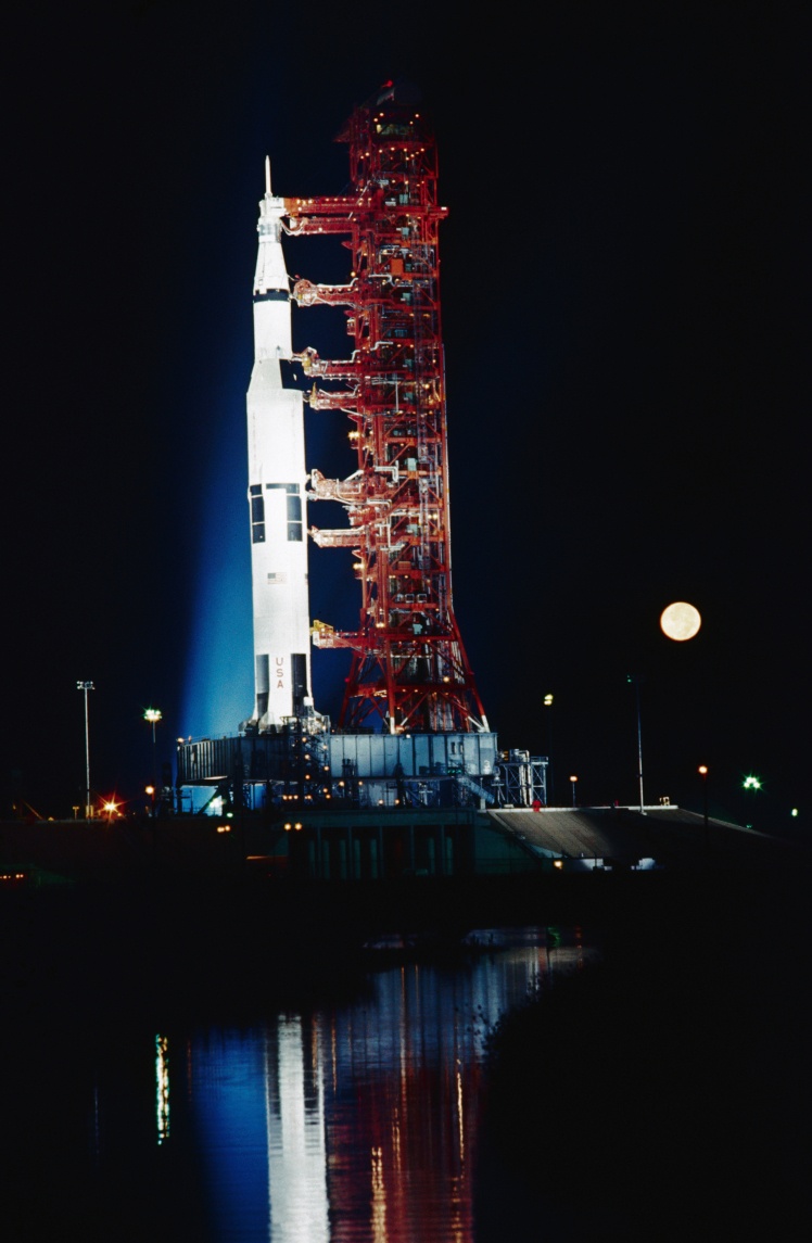 Старт «Аполлона-17» впервые в истории пилотируемой космической программы США запланировали на темное время суток. На фото: Космический корабль миссии «Аполлон-17» перед стартом, 6 декабря 1972 года.