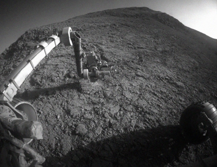Роботизована рука Opportunity знімає об’єкти, розташовані на заході кратера Індевор. 5 січня 2016 року.