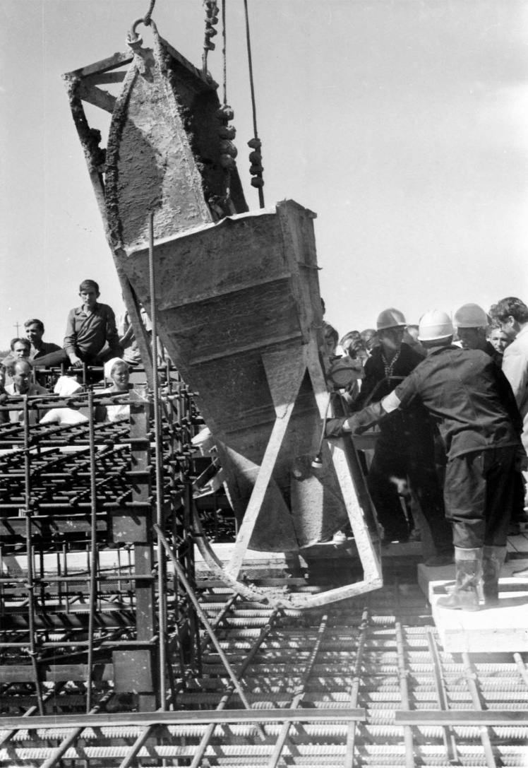 Укладка первых кубометров бетона в фундамент Чернобыльской АЭС, 15 августа 1972 года.
