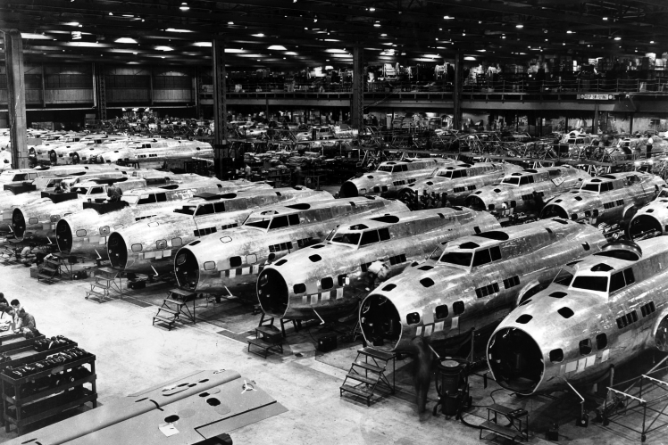 Американские Boeing B-17 Flying Fortress на большом заводе Boeing в США, 1943 год.