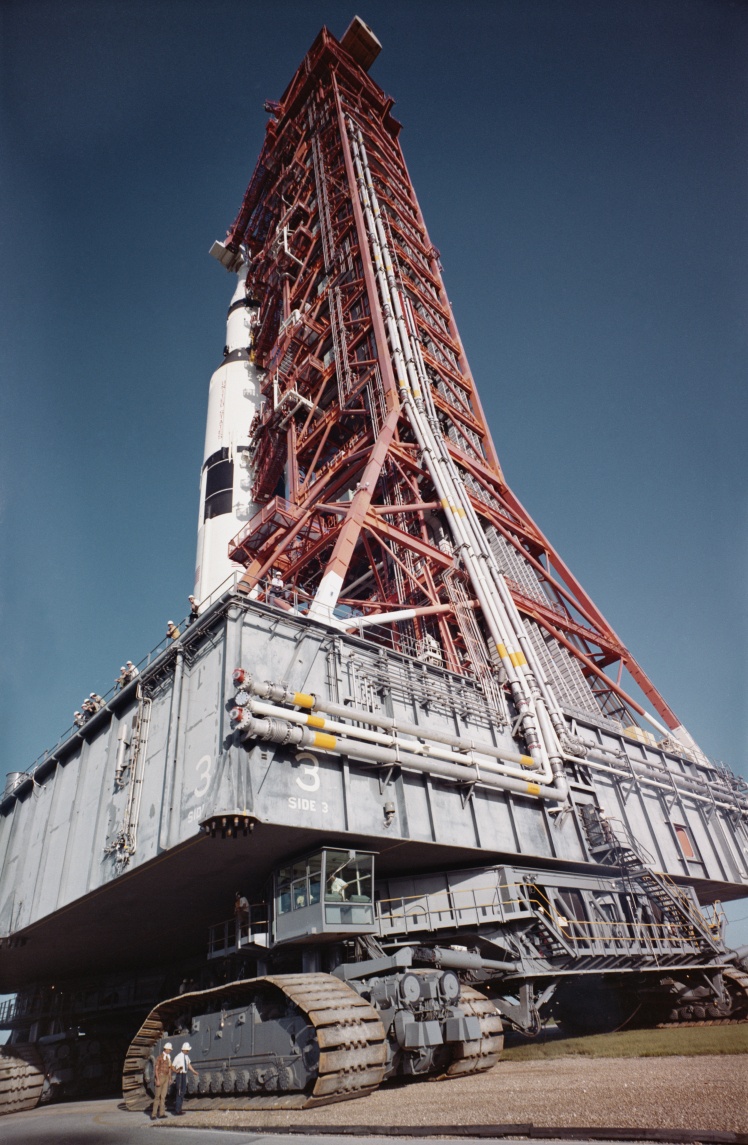 Корабель місії «Аполлон-17» на орібіту виводила американська надважка ракета-носій сімейства Saturn. На фото: Ракету Saturn-V для місячної місії «Аполлон-17» транспортують на гусеничній платформі на стартовий майданчик 39-A у Космічному центрі Кеннеді у Флориді, 28 серпня 1972 року.